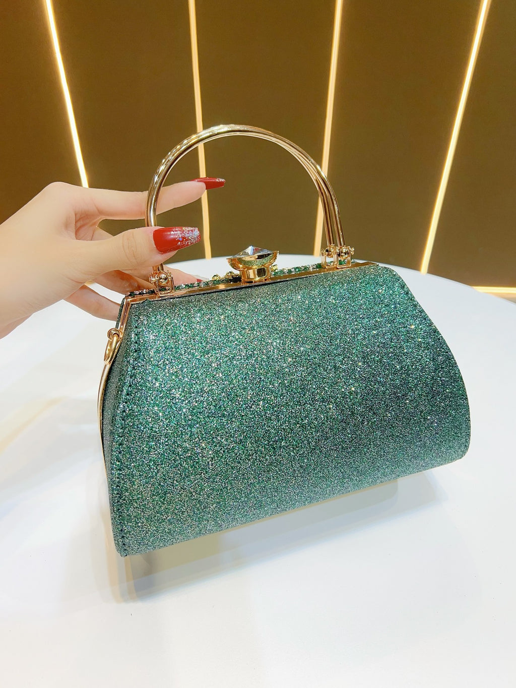 f8a5d189-4e72-4dc8-8d83-56cd1c349fcf
